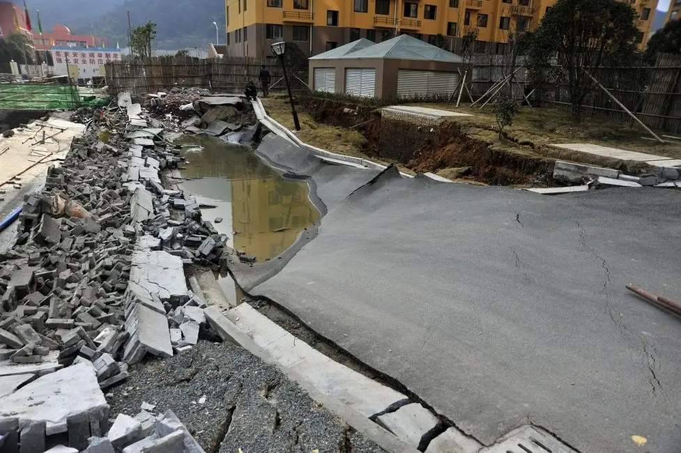 郑州某酒店游泳馆坍塌，建筑物坍塌前有哪些征兆？